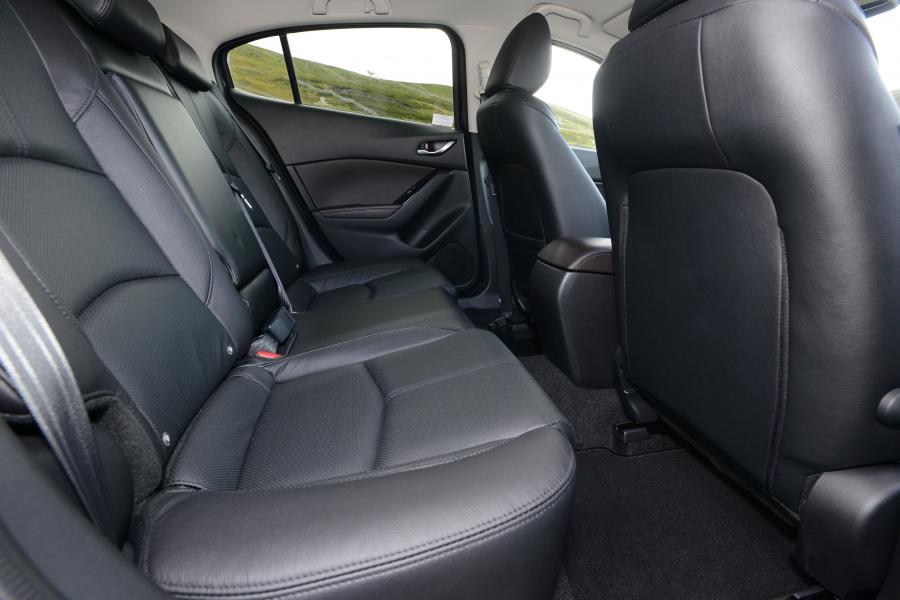 Интерьер Mazda3 Hatchback 2016 года  (UK) (фото 18 из 22)